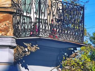 А напротив, на Стародубской 1 - роскошные балконные опоры в форме крылатых львов