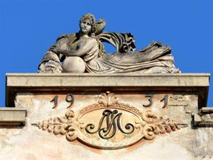 Скульптура на дворце Орловского по Пекарской, 13. Фото Aeou, Википедия