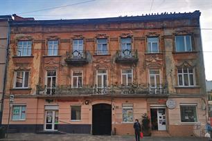 На здании по Лычаковской, 58 декор балконных решеток перекликается с декором фасада