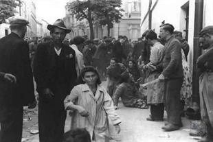 Фото, сделанное во время погрома в 1941 под зданием тюрьмы (она справа)