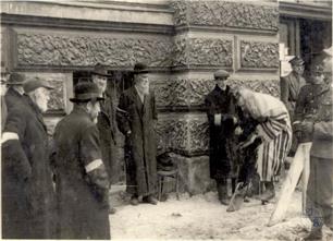 Немцы, молящийся еврей и еврейская полиция возле дома по Замарстыновской, 11. Фото до "Большой акции"