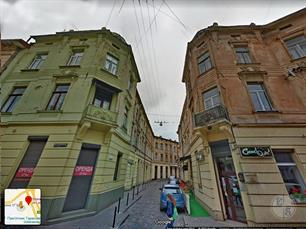 Проезд бывшего пассажа со стороны ул. Наливайко фланкирован двумя одинаковыми зданиями