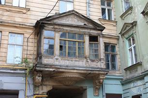 Балкон над входом в пассаж Гаусмана со стороны ул. Дорошенко