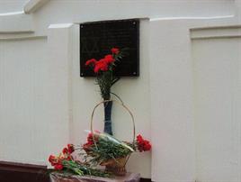 Мемориальная доска на здании синагоги. Фото izmail.es