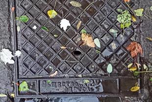 Крышка канализационного люка с надписью "Общество ТРУД, Одесса"
