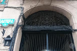 Надворотная решетка дома на Пастера, 8 с инициалами владелицы - Марии Бенетато