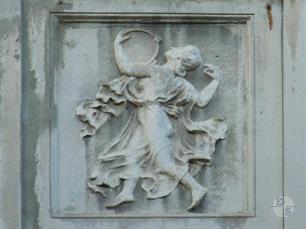 Барельеф - танцовщица с бубном. Фото Yuriy Kvach, Википедия