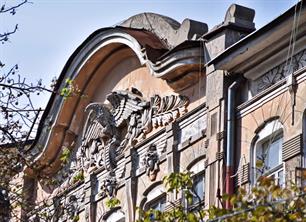 Орел и маскароны на фронтоне. Фото Haidamac, Википедия