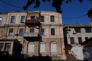 Дом Дунина, в котором жил Мечников. На 2 этаже видна мемориальная доска. Фото ЯдвигаВереск, Википедия
