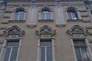Над окнами сохранились красивые фронтоны