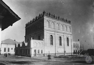 Большая синагога (восточный фасад), за ней виден бейт-мидраш