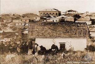Брацлав, огель р. Натана. На заднем плане видна синагога, нач. 20 века