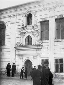 Евреи у входа в Новую синагогу, 1910 год