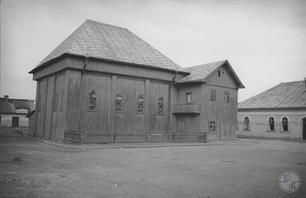 На фото 1938 года видны оконные решетки со звездами Давида. Здание справа, вероятно, тоже относилось к комплексу синагоги