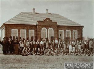 Учителя и учащиеся возле школы колонии Веселая, 1904 г.