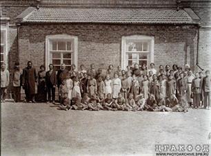 Учителя и учащиеся возле школы колонии Красноселка, 1904 г.