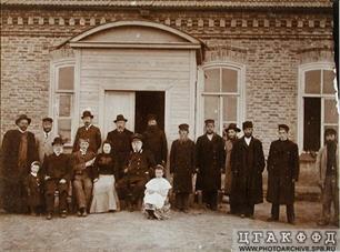 Возле синагоги колонии Богодаровка, 1904 г.