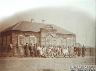 Учителя и учащиеся возле школы колонии Сладководная, 1904 г.