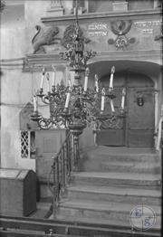 Вид на входную дверь и спуск в молельній зал, 1925