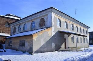 Рядом с синагогой - здание хедера (младшей школы)