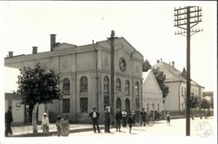 Перестроенная синагога в 1930-х. Общие черты еще угадываются, звезда Давида на месте