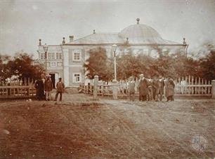 Прихожане у здания синагоги колонии Богодаровка, 1904 г.