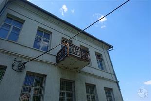 Возраст корпуса больницы выдает только старинная аутентичная балконная решетка
