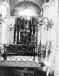 Бима и арон кодеш в Большой синагоге