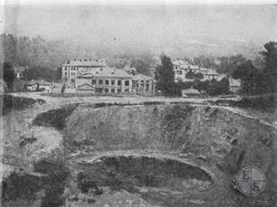 Завод Зайцева, 1910-е гг. Над карьером - корпус больницы, справа к нему примыкает молельня