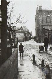 Ковель, 1916 г. Синагога справа