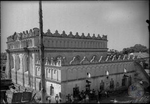 Евреи позируют фотографу у южного фасада синагоги, 1930-е гг Евреи позируют фотографу у южного фасада синагоги, 1930-е гг