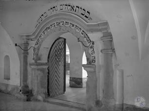 Вход в синагогу, 1939. Вверху указан 1928 год - вероятно, год реконструкции здания