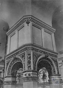 Бима, 1925. Уже нет изображений животных и ажурных металлических  поясов вокруг колонн