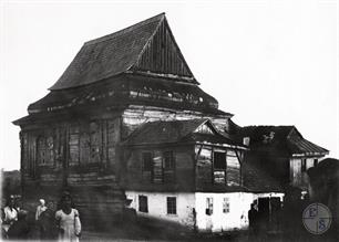 Лянцкоруньские евреи позируют на фоне синагоги, 1930