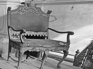 Кресло в синагоге. Львица и 2 сосущих молоко львенка на спинке, ножки в виде львиных лап