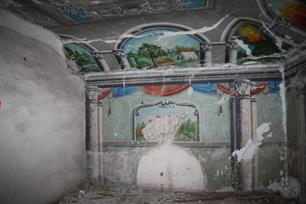 На стене была нарисована пещера Махпела, вверху - шатер Авраама