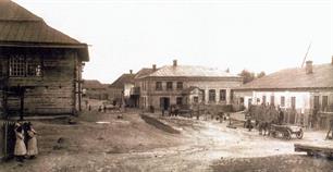 Олика, слева видно синагогу. Справа на заднем плане - бейт-мидраш. 1913 год