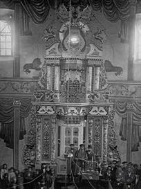 Евреи возле арон-кодеша в синагоге Паволочи, 1912