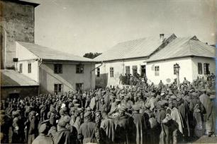 Русские военнопленные возле синагоги, 1915. На заднем плане еврейская школа