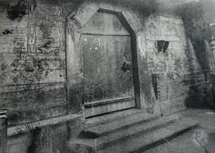 Входная дверь, вид из молельного зала
