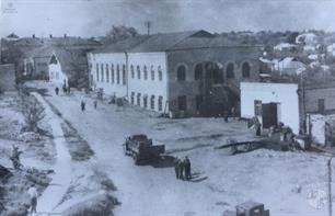 Хасидская синагога на территории завода. Объем на переднем плане достроен, видимо, позже, т.к. на панорамном фото его нет