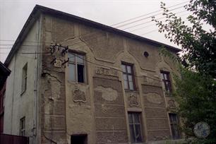 Остатки декора и следы перестройки на боковом фасаде, 1995