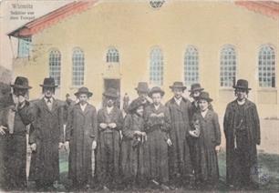 Ученики перед синагогой