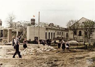 Строят кинотеатр нпа месте синагоги, 1961. Справа Старо-Николаевская синагога, рядом - бейт-мидраш