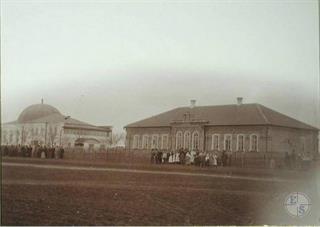 Слева - синагога, на переднем плане - школа, 1904