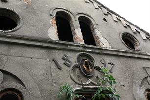 Парные окна - мотив Скрижалей Завета, и год постройки - 1897