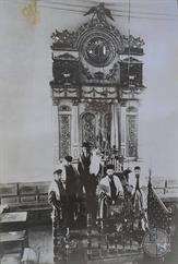 Прихожане со свитком Торы у арон-кодеша синагоги в Софиевке