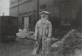 The statue of the rabbi from the snow, 1915, made by Austrian soldiers. Photo from Austrian National Library