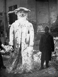 The height of the statue was up to 3 meters. Photo from Fortepan archive, Hungary