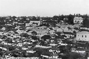 Panorama of the Yahilnytsia of the 1930s. The synagogue on the right
